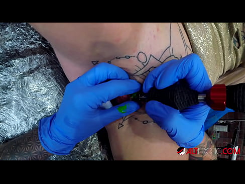 ❤️ Extrem tattooed Hottie Sully Savage krut en Tattoo op hirem Klitoris ❤️ Häre Porno bei eis lb.eviewporn.ru ❌